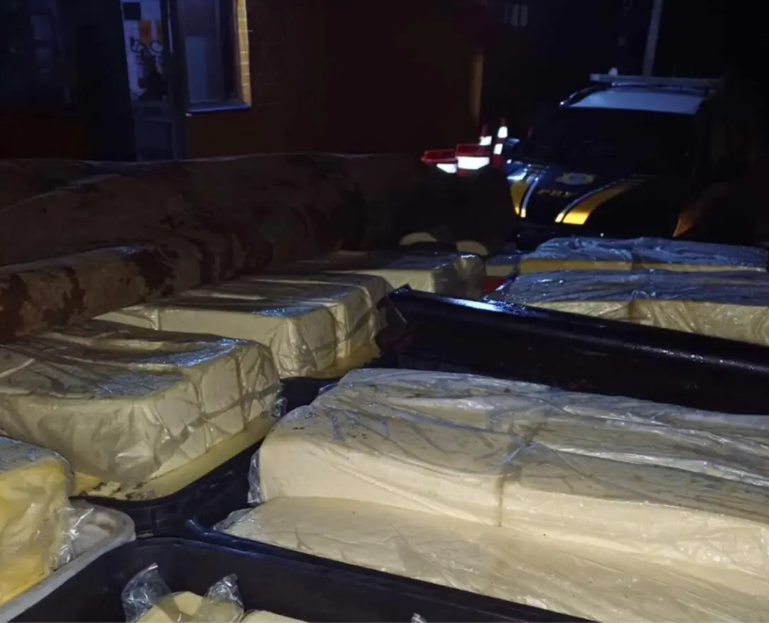 PRF apreende 3,5 toneladas de queijo de PE transportadas em carroceria aberta em Picos 1 Polícia Rodoviária Federal (PRF) fiscaliza e apreende 3,5 toneladas de queijo coalho em caminhão sem refrigeração na BR-316 em Picos, Piauí.