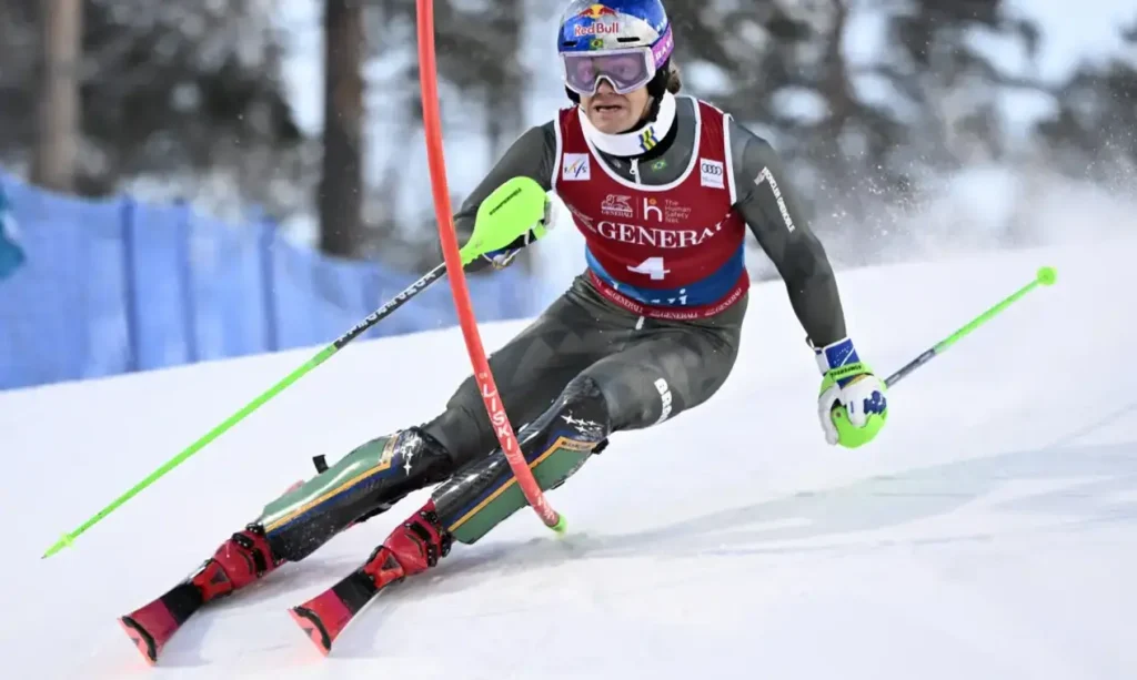 Esquiador brasileiro Lucas Pinheiro Braathen celebra vitória na etapa de slalom gigante da Copa do Mundo de Esqui Alpino em Kranjska Gora.
