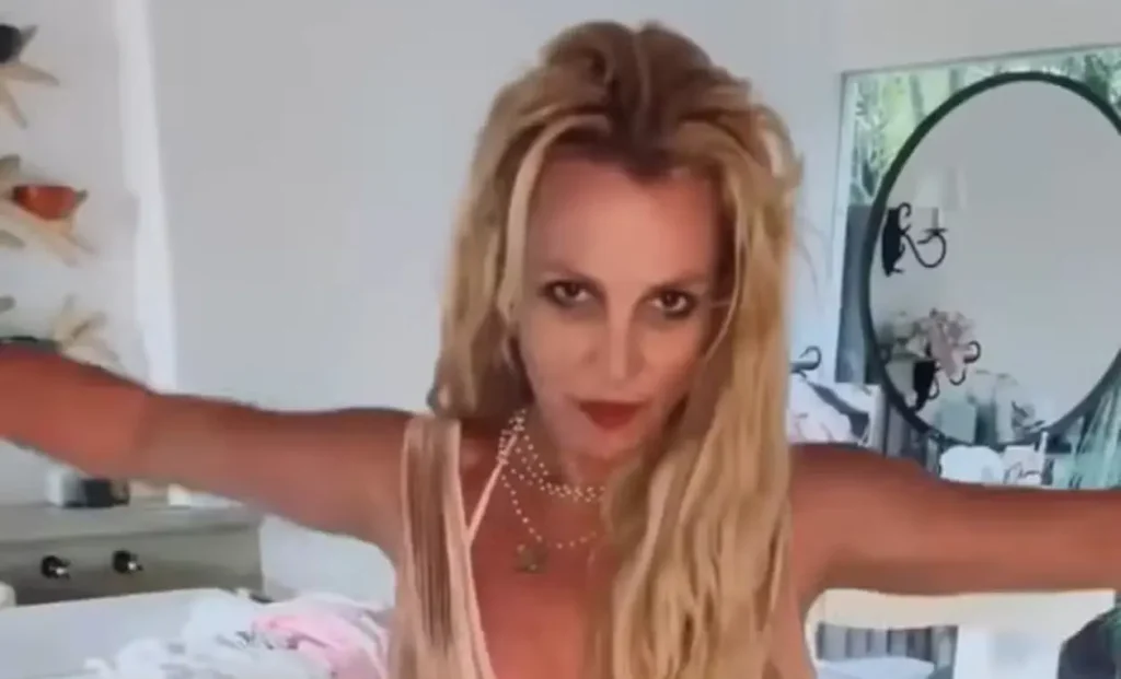 Britney Spears em foto de arquivo, contextualizando sua detenção por suspeita de DUI na Califórnia.