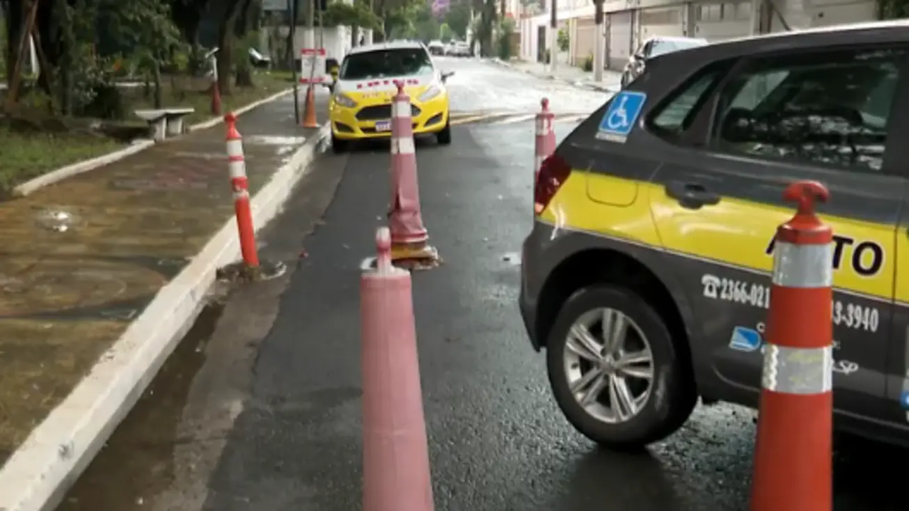 Candidato realizando estacionamento em ângulo durante prova prática da CNH no Detran-MA, sem baliza.