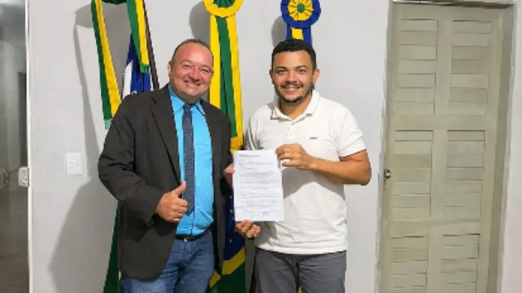 Câmera de segurança moderna instalada em poste urbano, simbolizando o sistema de videomonitoramento proposto para Pajeú do Piauí.