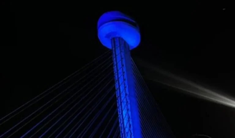 Ponte Estaiada e prédios da PF no Piauí recebem iluminação azul por campanha da Interpol