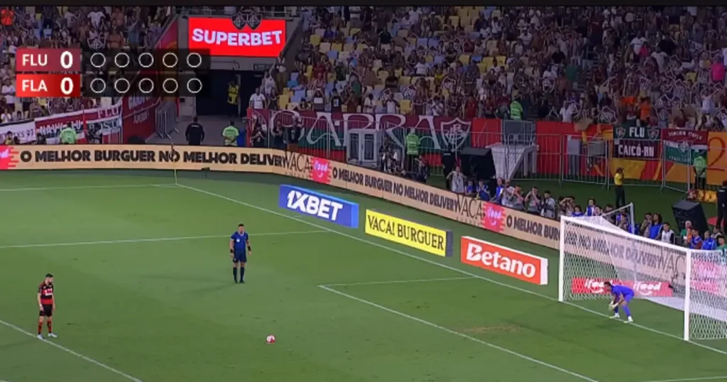 Goleiro Rossi do Flamengo celebra defesa de pênalti decisivo na final do Campeonato Carioca contra o Fluminense no Maracanã.
