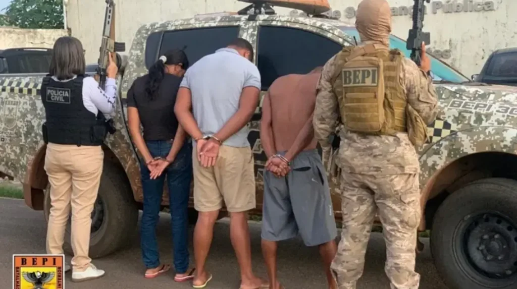 Viaturas policiais em Picos durante operação que prendeu suspeitos de tentativa de homicídio