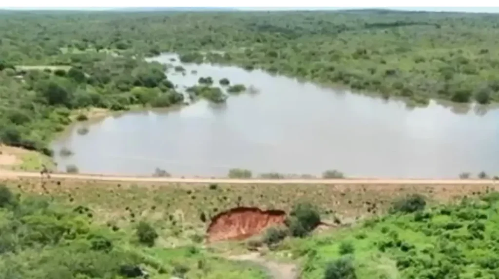 Barragem da Barra do Campestre em Coronel José Dias, Piauí, com nível de água elevado e máquinas de manutenção.