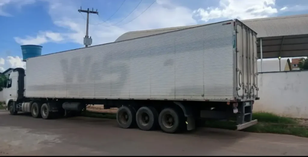 Caminhão de carga com produtos alimentícios, como queijo muçarela e manteiga, roubado em Picos, Piauí.