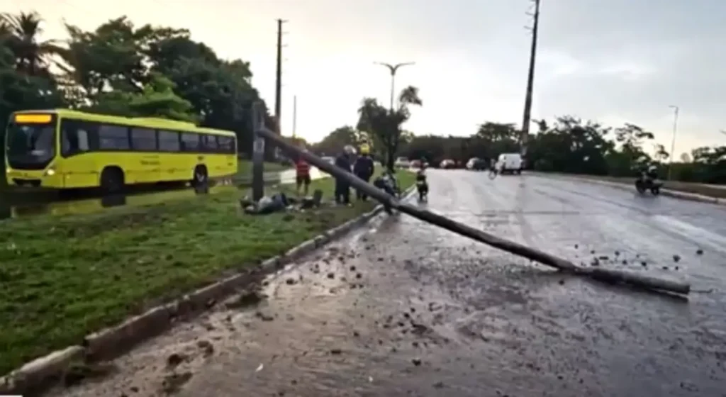 Motociclistas feridos após colisão com poste caído na Avenida dos Africanos, São Luís, com atendimento do Samu e sinalização da SMTT.