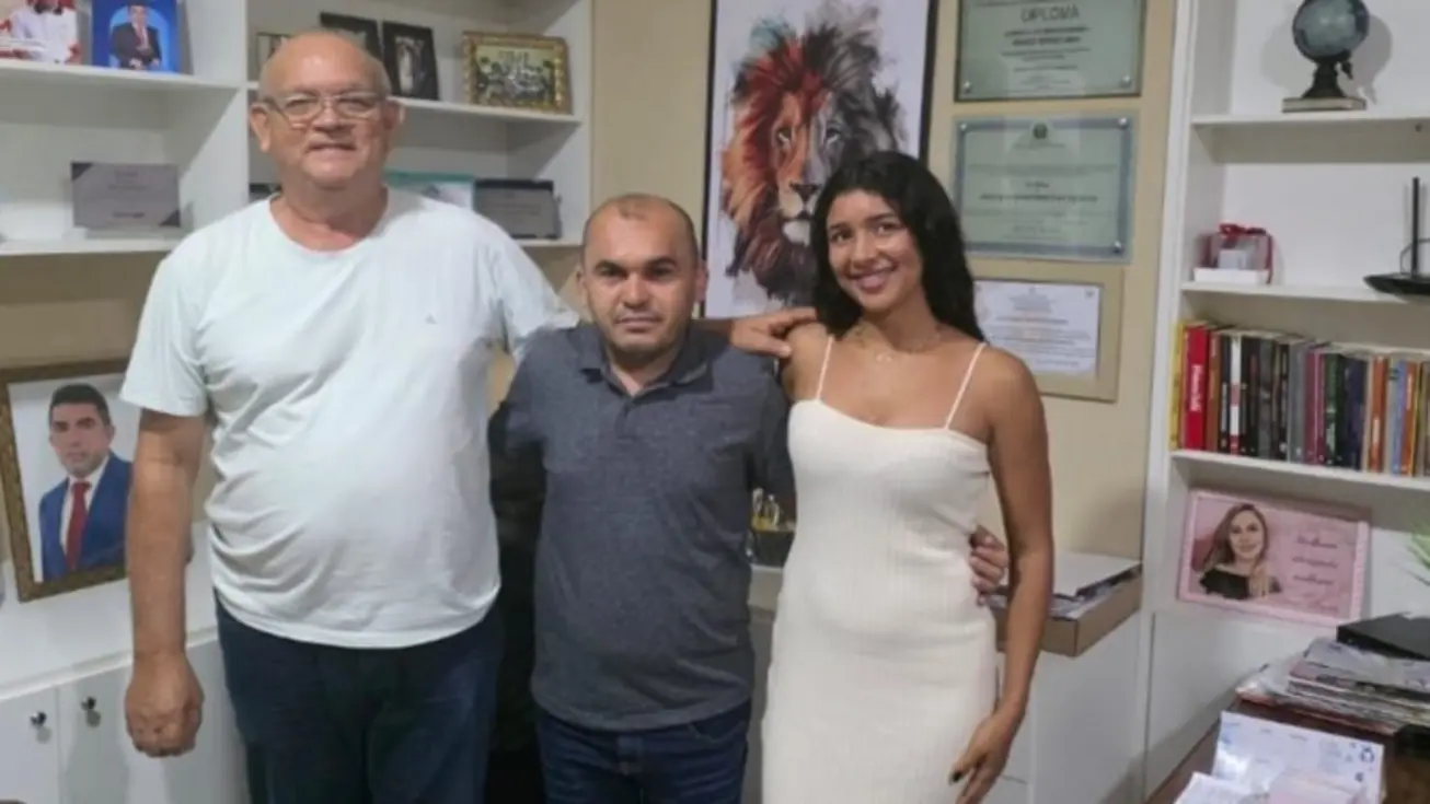 Prefeito de São Francisco do Maranhão anuncia mudanças em secretariado e Câmara 1 Prefeito Francisco do Posto com Tiago Nogueira, novo Secretário de Meio Ambiente, e Laysa, nova vereadora de São Francisco do Maranhão.