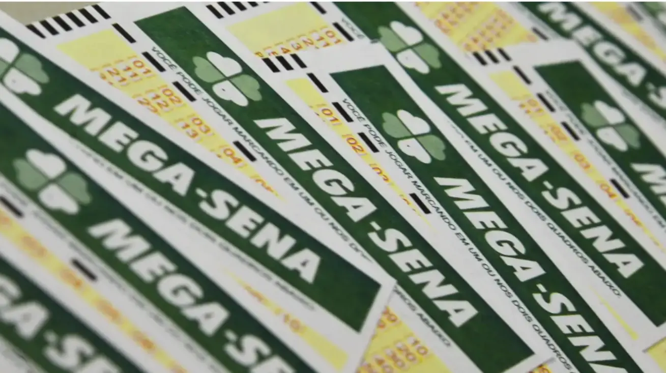 Bilhete da Mega-Sena com dezenas marcadas e o valor do prêmio acumulado de R$ 13 milhões.