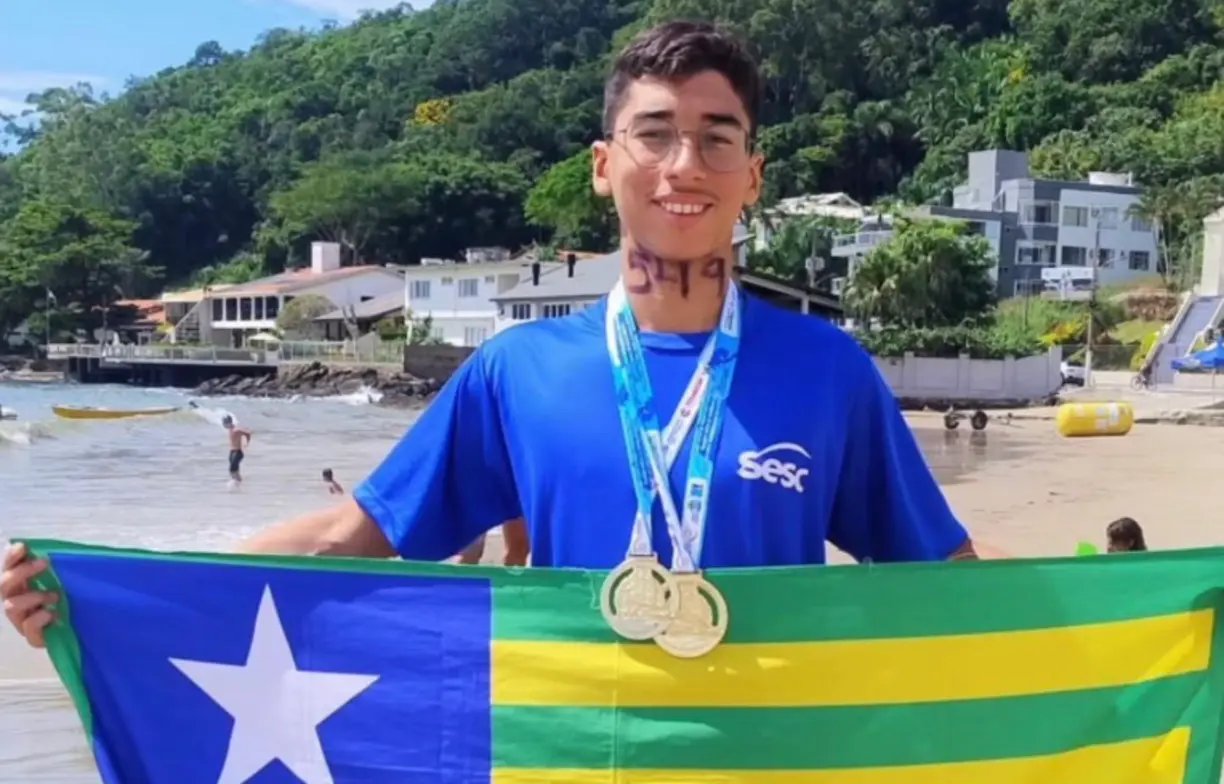 Nadador piauiense Lucas Lima conquista dois ouros e um bronze na Copa Brasil de Águas Abertas 1 Nadador piauiense Lucas Lima exibindo suas medalhas de ouro e bronze da Copa Brasil de Águas Abertas.