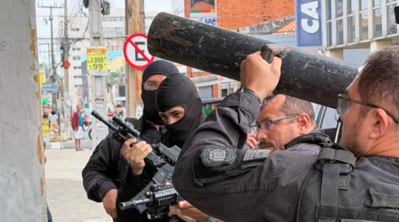 Policiais civis do Piauí em viaturas durante a Operação Cerco Fechado para combater a criminalidade no estado.