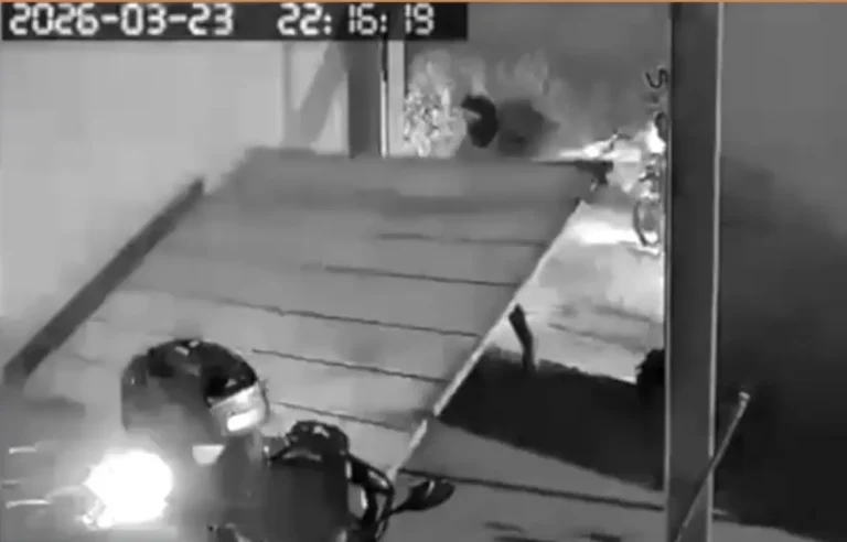 Dois motoboys são presos em Picos suspeitos de derrubar portão de residência após briga com cliente