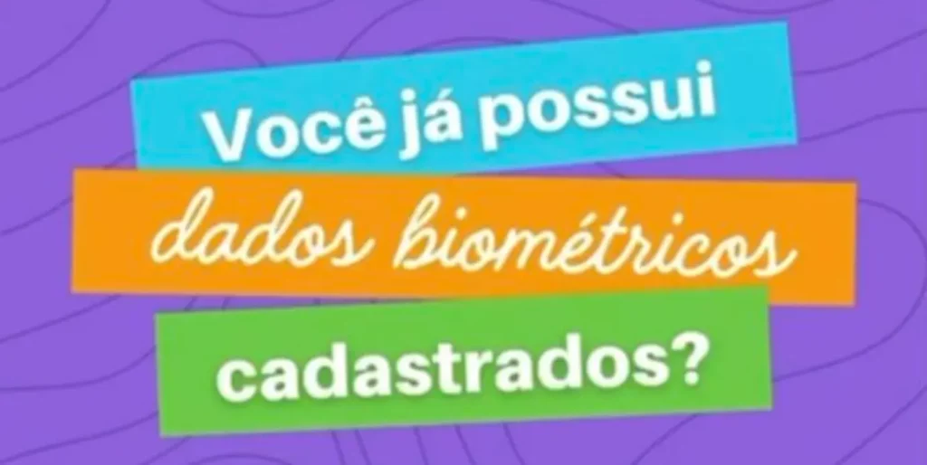 Eleitor sendo atendido por um funcionário da Justiça Eleitoral em um posto de atendimento para regularização do título e coleta de biometria.