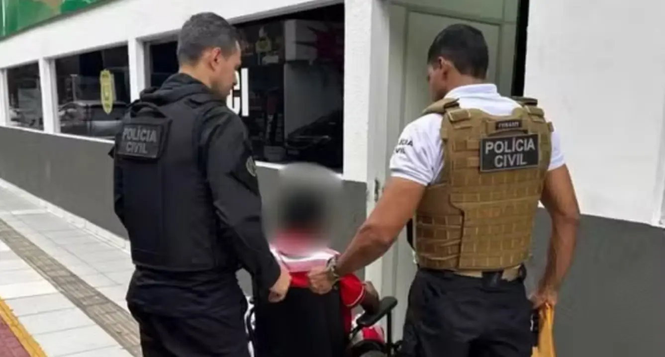 Suspeito de extorquir R$ 50 mil de mulher com fotos íntimas é preso em Teresina 1 Homem suspeito de extorsão é preso e conduzido por policial civil durante operação do DRCC em Teresina.