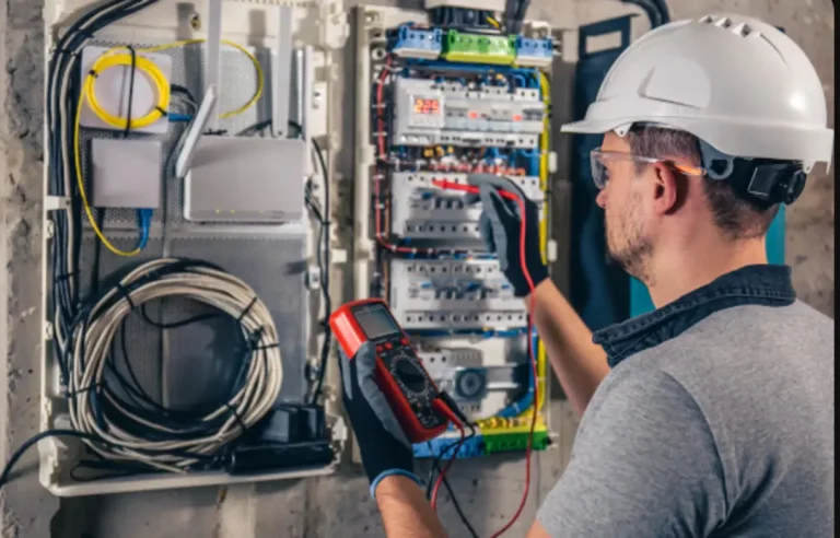 Como evitar prejuízos causados por variações de energia elétrica