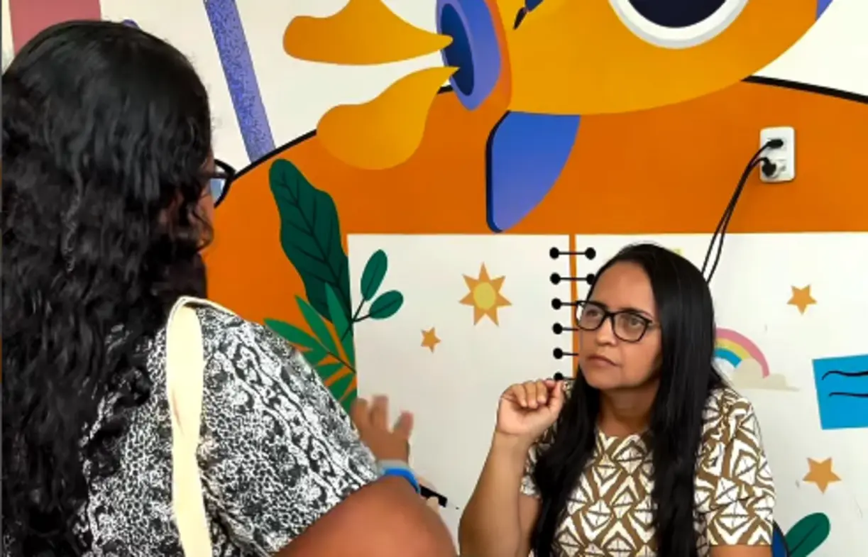 Moradora da comunidade Quilombo Periperi sorri enquanto recebe atendimento durante ação social que celebrou os 25 anos do Cadastro Único em Amarante.