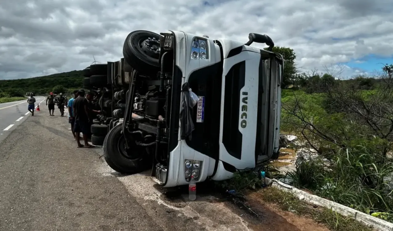 Carreta tombada às margens da rodovia BR-316 em Marcolândia, com a carga de material reciclável espalhada no acostamento.