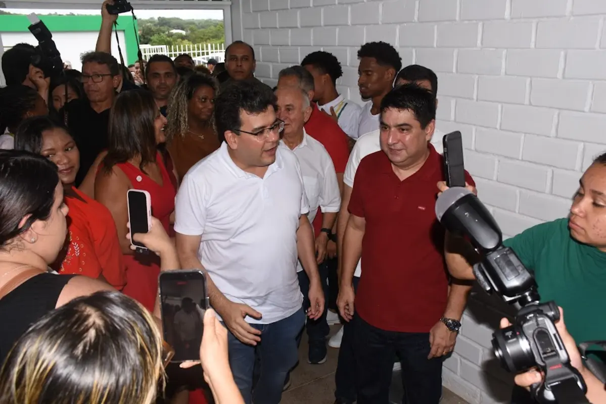 Governador Rafael Fonteles em coletiva de imprensa, anunciando propostas para energia solar e uso de poços no Piauí