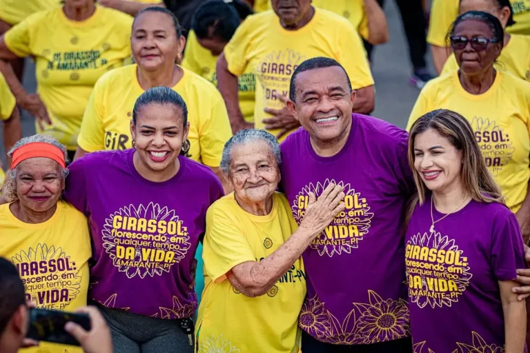Idosos do Grupo Girassol realizam apresentação no centro histórico de Amarante
