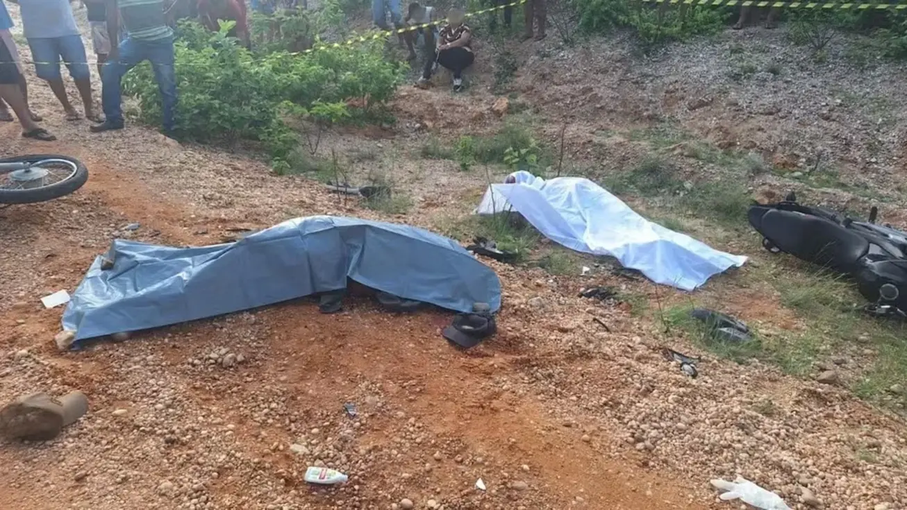 Motocicletas danificadas e equipe de resgate em cena de acidente