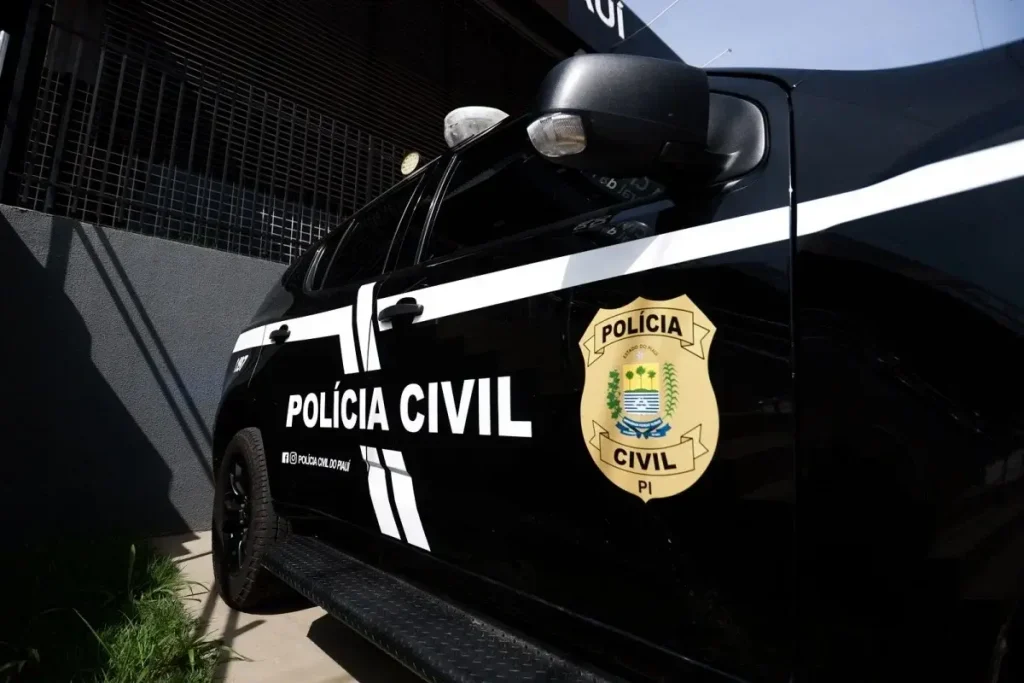 Equipes da Polícia Militar e Corpo de Bombeiros em operação de busca e resgate próximo a um poço em Bertolínia, Piauí.