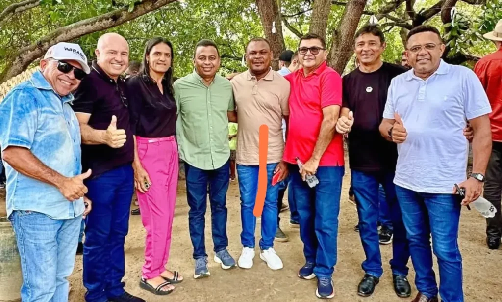 Autoridades políticas, incluindo ministros e governador, em visita oficial ao Quilombo Mimbó, Piauí, para anunciar investimentos.