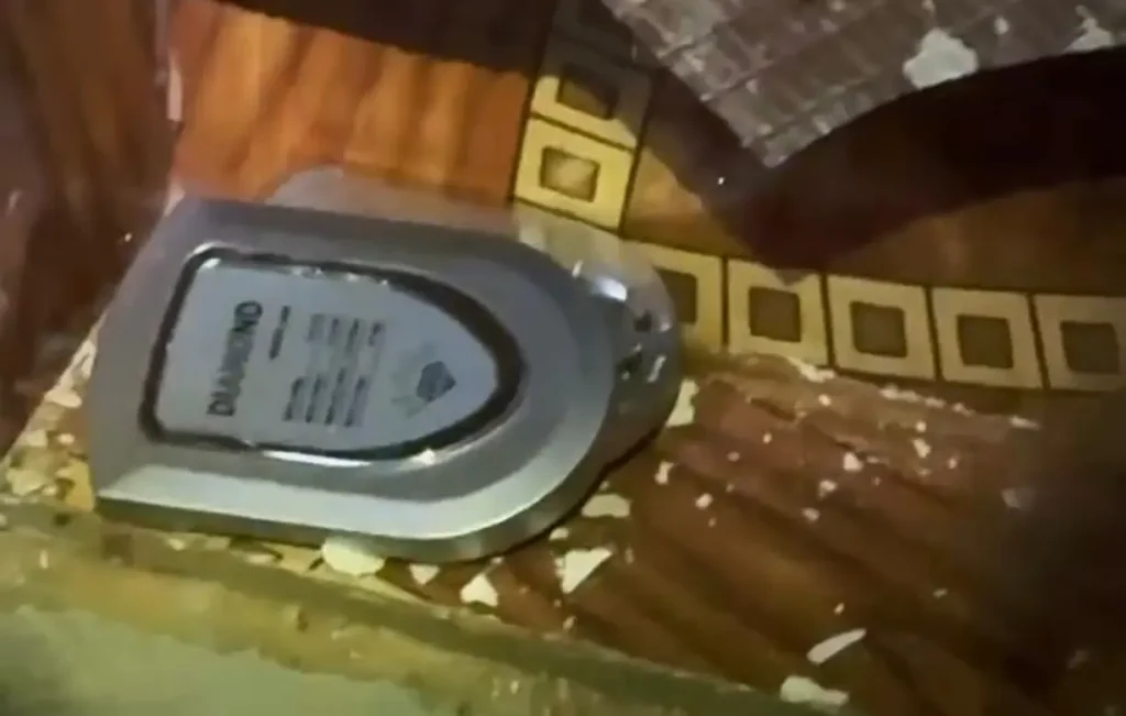 Drogas e balança de precisão encontradas em 'mocó' atrás de tomada de parede durante operação policial em Amarante, Piauí.