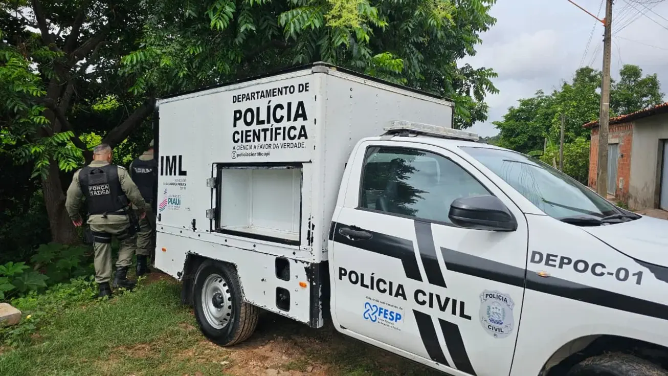 Viaturas da Polícia Militar em Parnaíba, Piauí, atendendo ocorrência de homicídio.