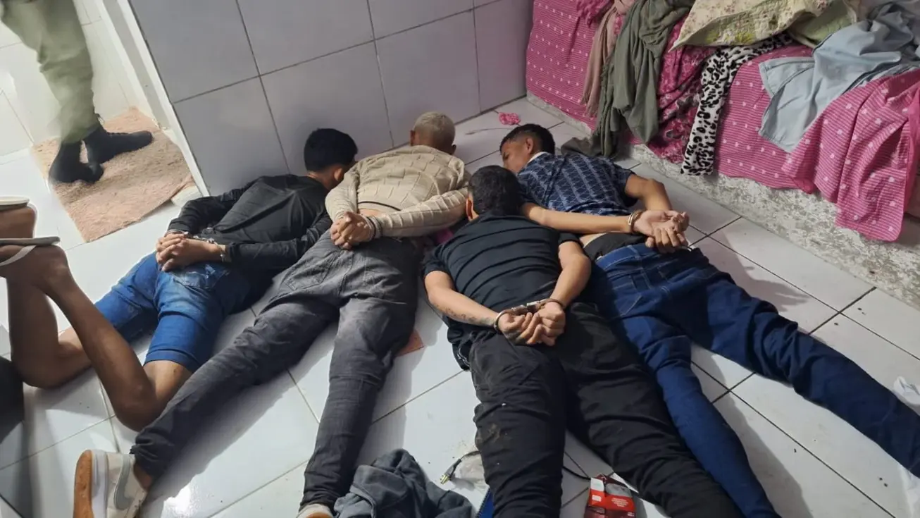 Policiais militares prendem quatro suspeitos de assalto e sequestro em residência na Vila Bandeirantes II, Teresina, após resgate de vítimas.