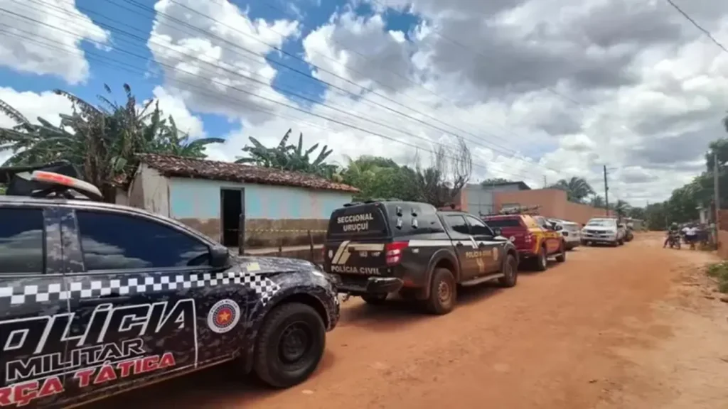 Equipe da Polícia Civil e Militar em ação durante a investigação da morte de um homem encontrado em poço na própria casa em Bertolínia, Piauí.