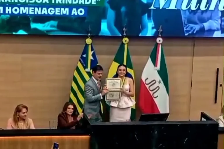 Secretária de Educação de Amarante recebe Medalha Francisca Trindade na Assembleia Legislativa