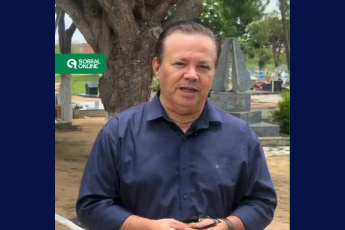 Cantor Paulo Robério gravando vídeo em cemitério, refletindo sobre luto e união familiar.