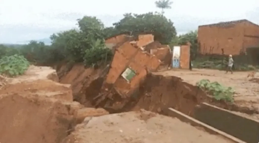 Casa parcialmente desabada dentro de voçoroca profunda no bairro Frei Alberto, Grajaú, após forte chuva.
