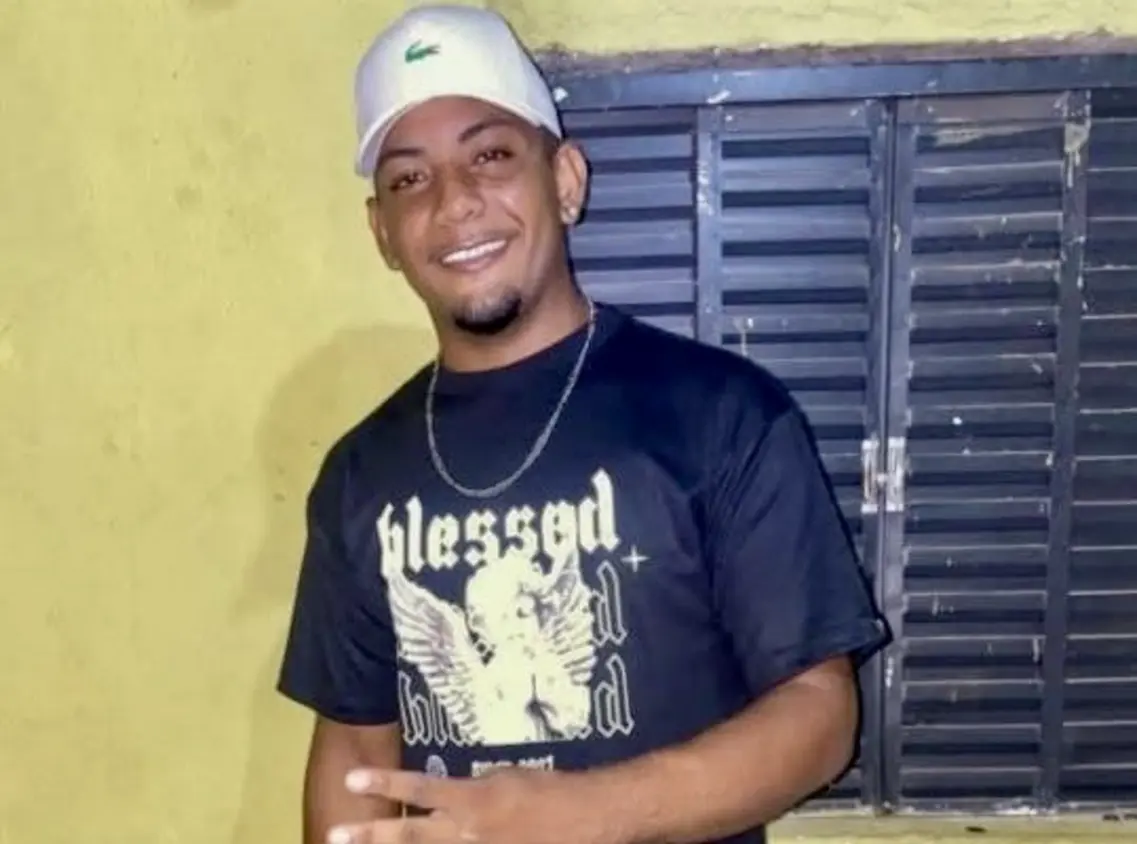 Jovem de 21 anos perde controle de moto e morre após colidir contra poste em Regeneração 1 Motocicleta acidentada em via pública, com poste ao fundo, ilustrando o local do acidente fatal em Regeneração, Piauí.