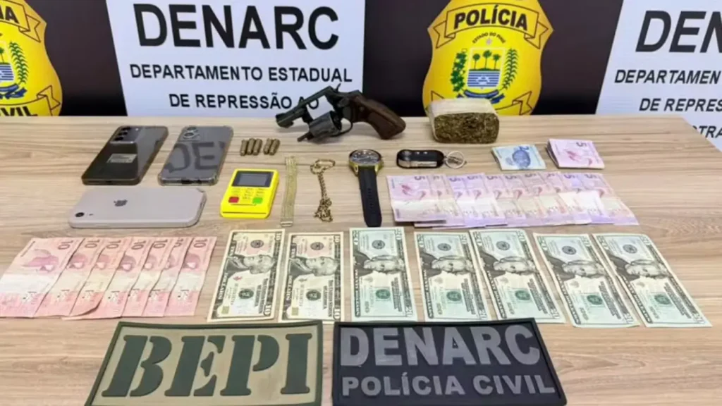 Três homens algemados sendo conduzidos por policiais em delegacia após prisão por furto de carros em vaquejada.
