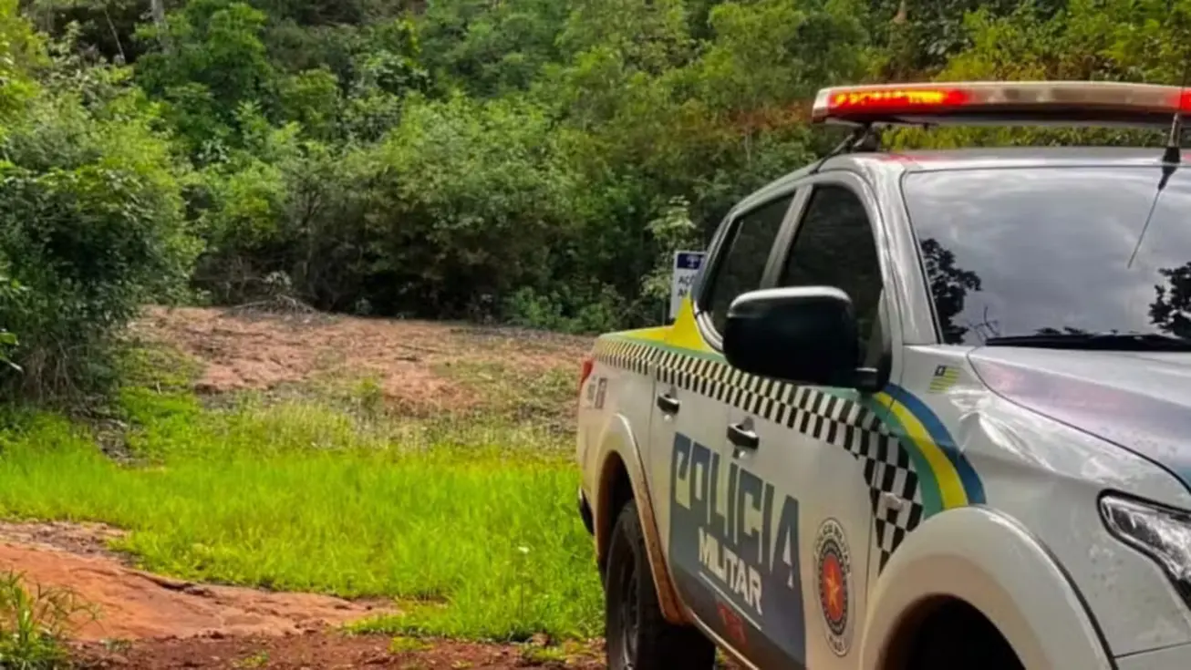 Policiais militares em um terreno isolado com fita de segurança em Buriti dos Lopes, local onde um jovem foi encontrado morto com um corte no pescoço.