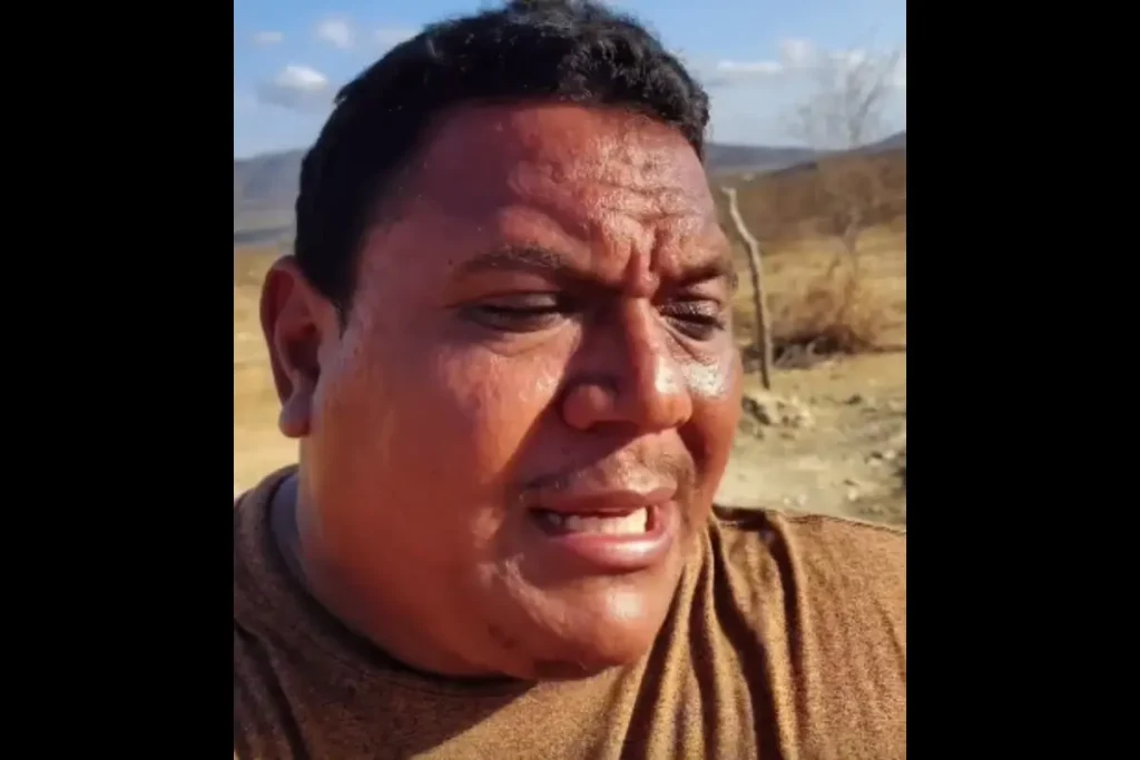 Botijão de gás de cozinha com notas de dinheiro, representando o programa vale-gás e a discussão sobre assistência social.