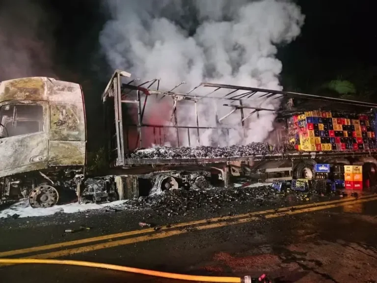 Carreta com carga de cerveja pega fogo e tem parte da estrutura destruída em Monsenhor Gil