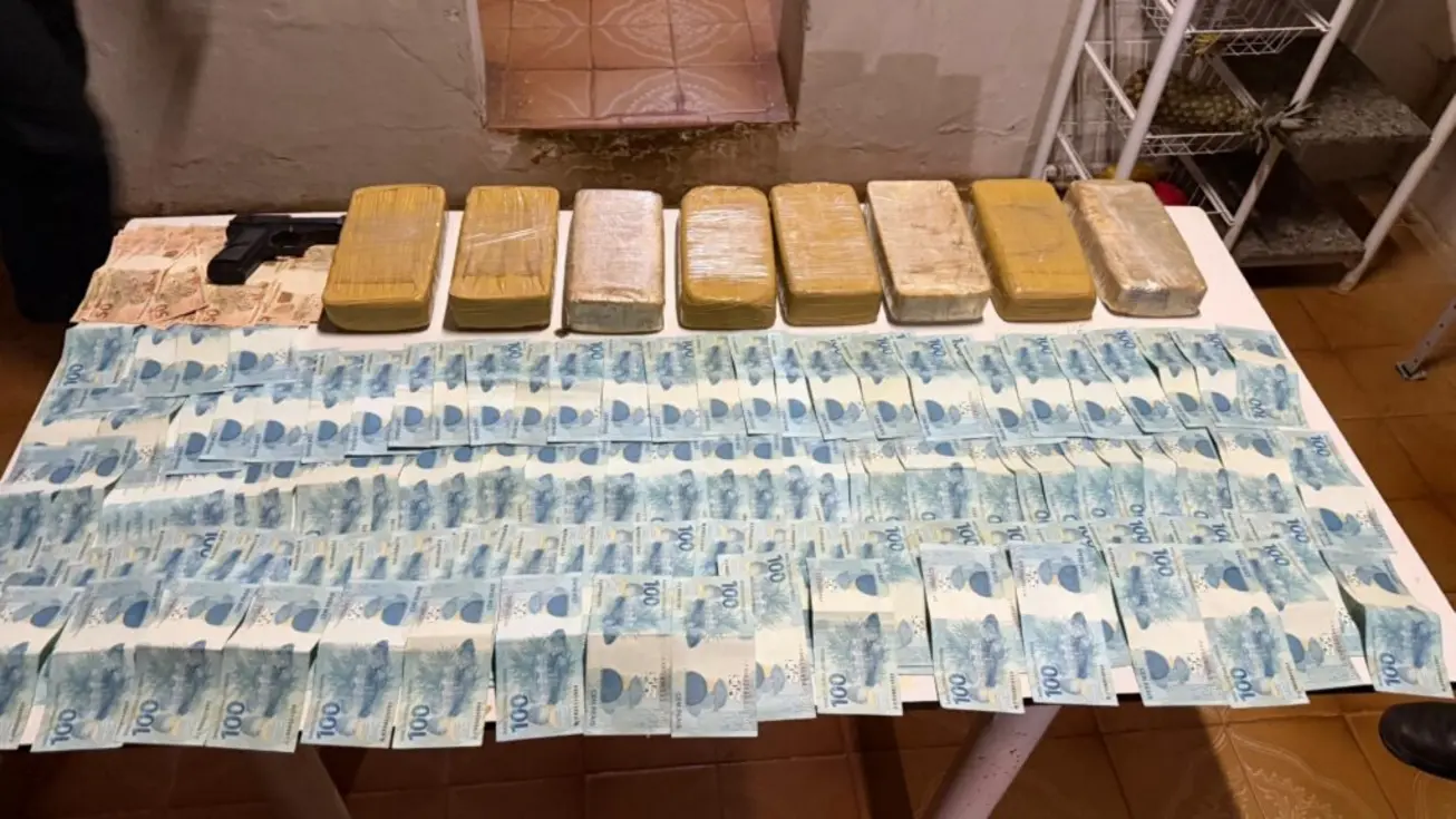 Operação policial em Picos cumpre nove mandados e conduz três pessoas 1 Policiais da SSP-PI com 10 quilos de entorpecentes e dinheiro apreendidos durante operação em Picos, Piauí