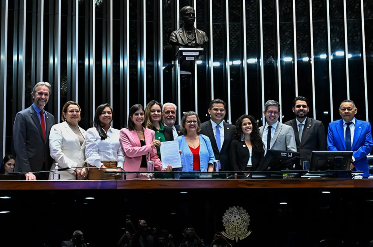 Plenário do Senado Federal durante a sessão que aprovou o novo Plano Nacional de Educação (PNE), com senadores nos assentos e painel eletrônico ao fundo.