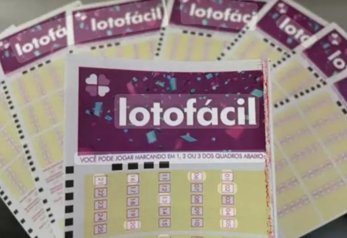 Bilhete da Lotofácil com números marcados e cifras de dinheiro, simbolizando o prêmio milionário