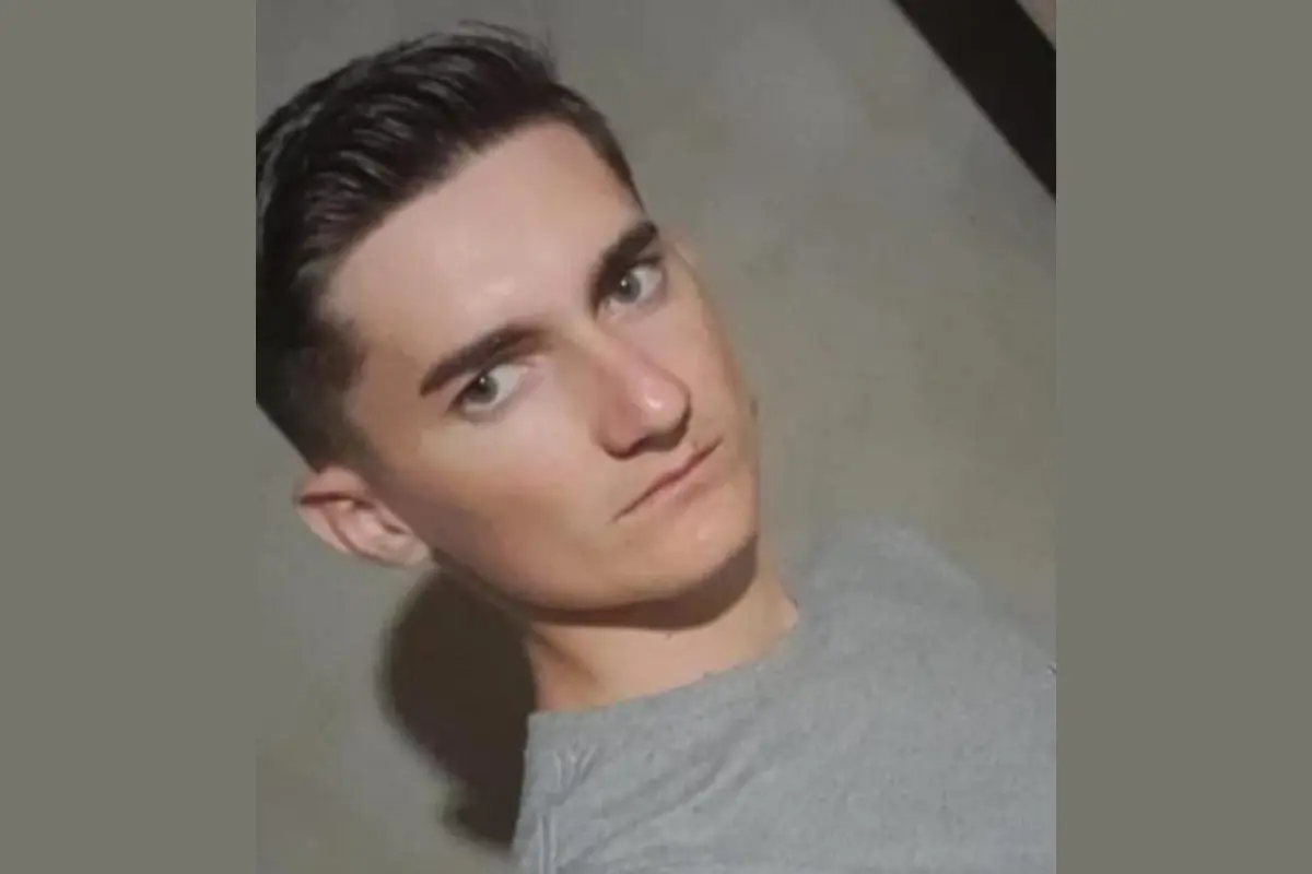 Trator em campo de plantio em propriedade rural, local onde jovem foi atingido por raio no Piauí.