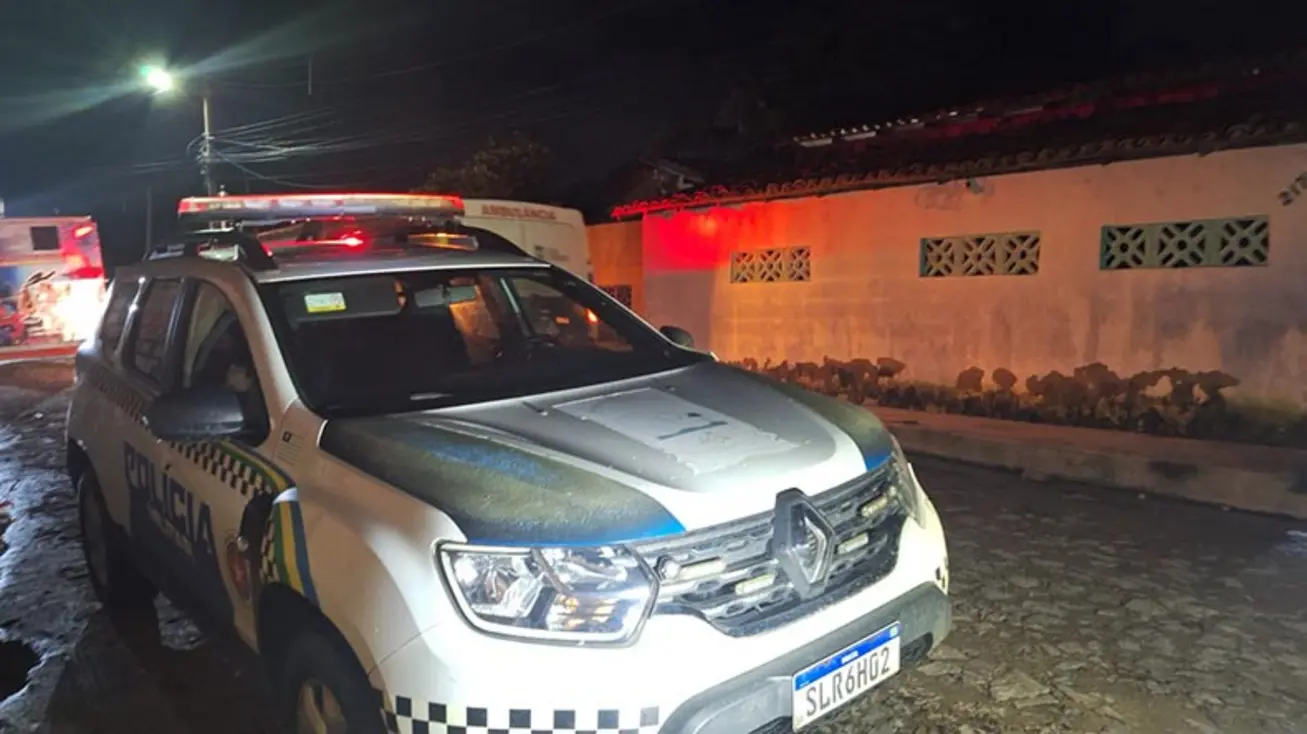 Viaturas da Polícia Militar e do IML em frente à residência onde uma mulher foi assassinada a tiros no bairro Beira Mar, em Luís Correia (PI).