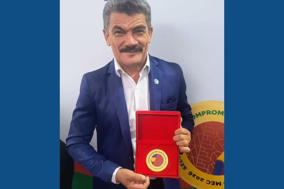 Francemilton Pacheco, representante de São Francisco do Maranhão, recebe o Selo Ouro Criança Alfabetizada em Brasília.