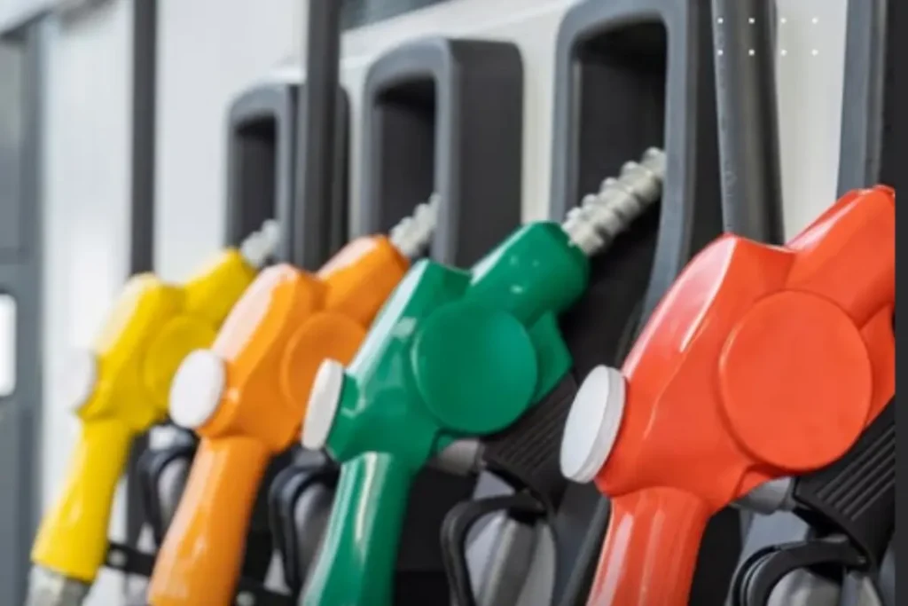 Bomba de gasolina em posto, com display mostrando valores elevados de combustível