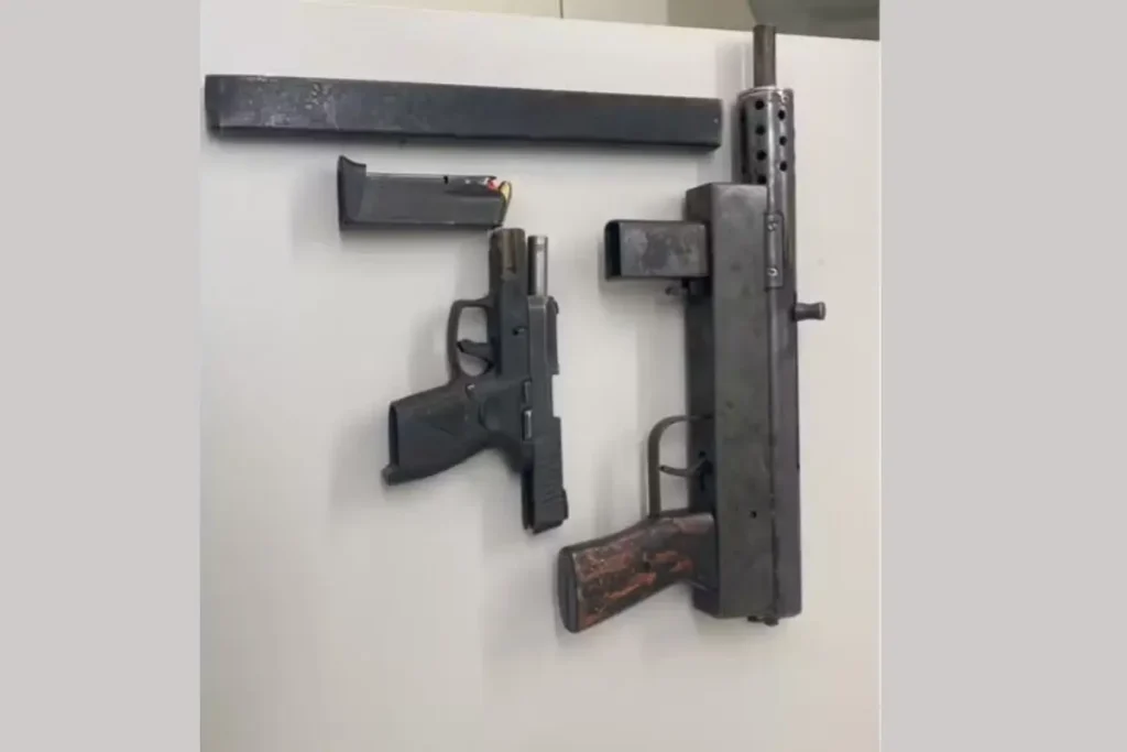 Homem é detido com submetralhadora e arma roubada em Monsenhor Gil 4 Madson Costa Melo detido pela polícia em Monsenhor Gil, com submetralhadora e arma roubada de PM apreendidas.