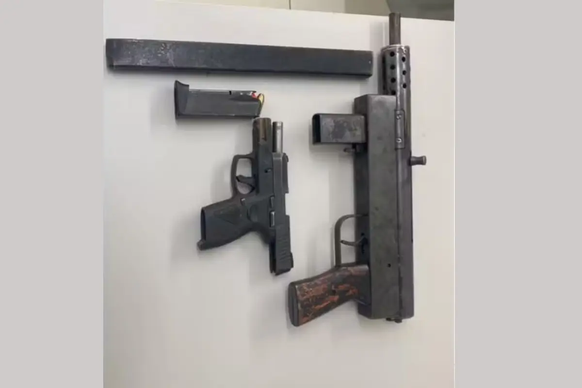 M. C. M. detido pela polícia em Monsenhor Gil, com submetralhadora e arma roubada de PM apreendidas.