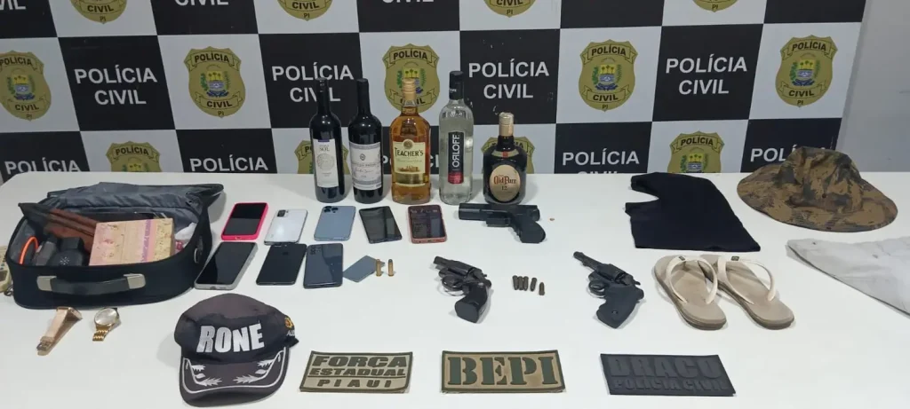 Policiais civis exibem objetos recuperados de roubo, incluindo arma de fogo, celulares e cartões, após apreensão de adolescentes em Teresina.