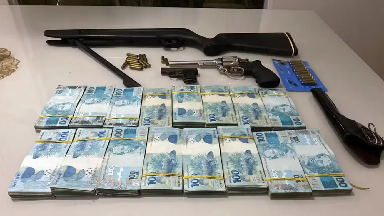 Polícia Civil deflagra operação contra fraudes eletrônicas e prende suspeito em Imperatriz 1 Dinheiro em espécie, notebooks, celulares, máquinas de cartão, tablets, pendrives e armas de fogo apreendidos pela Polícia Civil em operação contra fraudes eletrônicas em Imperatriz, Maranhão.