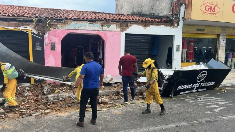 Lojas desabam parcialmente em Teresina; idoso é atingido e quatro pessoas ficam presas
